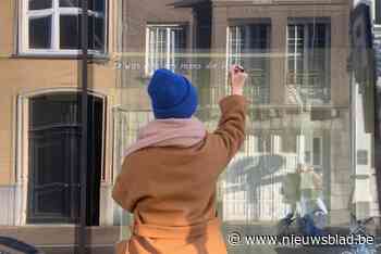 35 Roeselarenaars adopteren gedicht en laten het op hun raam schrijven