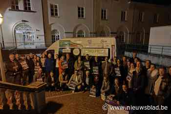 Sponsors bezorgen revalidatieziekenhuis minibus