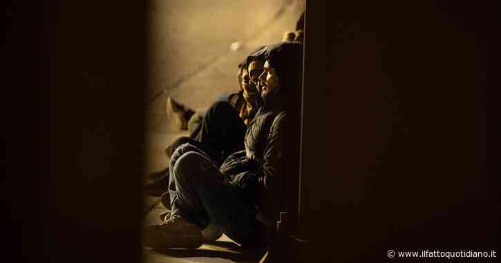 Trump invia migliaia di soldati al confine col Messico per fermare i migranti. Compaiono volantini del Ku Klux Klan: “Andatevene ora”