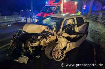 FW-KLE: Verkehrsunfall: PKW prallt gegen Baum