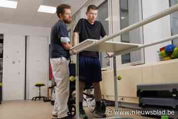 “De ene dag liep ik nog 20 kilometer, de volgende dag met een looprek”: Arno (30) plots getroffen door zeldzame aandoening