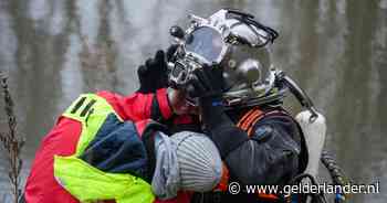 Duiker vast onder water bij zoektocht naar gezonken auto
