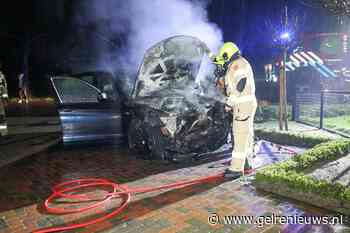 Kind redt zichzelf net op tijd uit brandende auto
