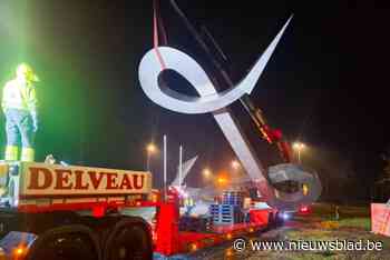 Uitzonderlijk transport brengt reusachtige ‘L’ van 10 meter hoog terug naar Lommel