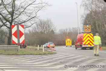 Auto gaat over de kop en belandt op zijn dak aan afrit Hasselt-West