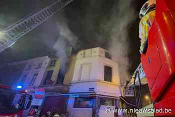 Vijf bewoners naar ziekenhuis na brand in rijwoning