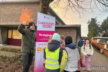 Goedgemutste goeiemorgenman en -vrouw verwelkomen kinderen aan schoolpoort