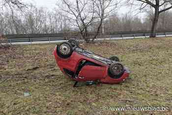 Auto gaat over de kop en belandt op zijn dak aan afrit Hasselt-West