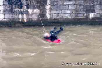 Duikersploeg van brandweer redt man die in kanaal viel