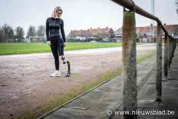 “Ik wil gewoon lopen, maar zo’n blade kost 20.000 euro”: Fiene (21) moet na amputatie linkerbeen prothese dragen, maar dat kost handenvol geld