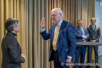 Burgemeester Rob Mennes legt voor zesde keer de eed af bij gouverneur: “Nog steeds met evenveel goesting”