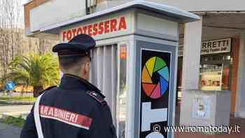 La macchina della fototessera svuotata come i parchimetri