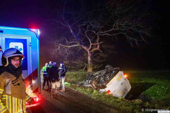 Auto raakt over de kop in sloot