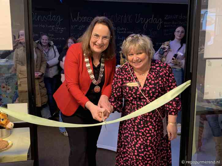 Burgemeester Van Selm opent babyspullenbank Purmerend in ‘Heel Europa’