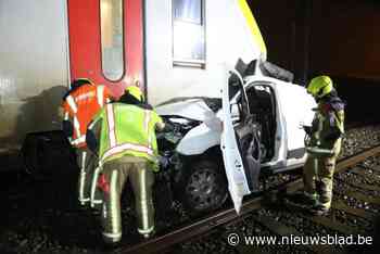 Nu alwéér een auto aangereden is door een trein: wat moet je doen als je stilvalt op de sporen?