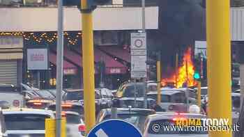 Auto in fiamme davanti al bar