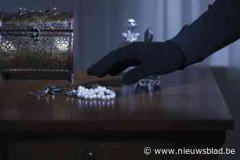 Dieven maken gat in raam en stelen juwelen uit woning