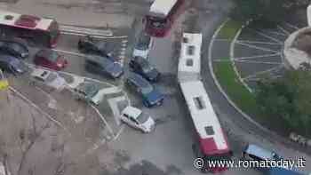 Traffico in tilt a piazzale delle Province e l'ambulanza non riesce a passare