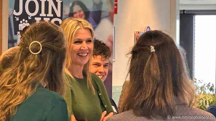 Máxima op bezoek bij eenzame jongeren: 'Kers op de taart'