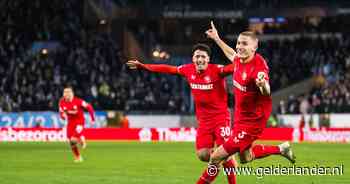FC Twente houdt zicht op tussenronde Europa League na zege in Zweden, mede door twee rake penalty's
