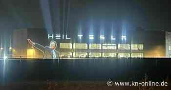 „Heil Tesla“: Polizei ermittelt nach Projektion auf Werk in Grünheide