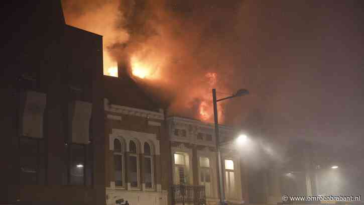Grote brand verwoest leegstaand café in centrum van Roosendaal