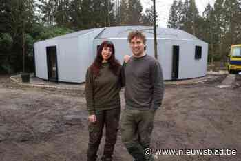 Koppel bouwt vakantiewoning met een wel heel speciale vorm middenin Nationaal Park: “Toch even getwijfeld”