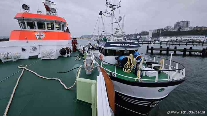 Redders slepen kotter terug naar thuishaven