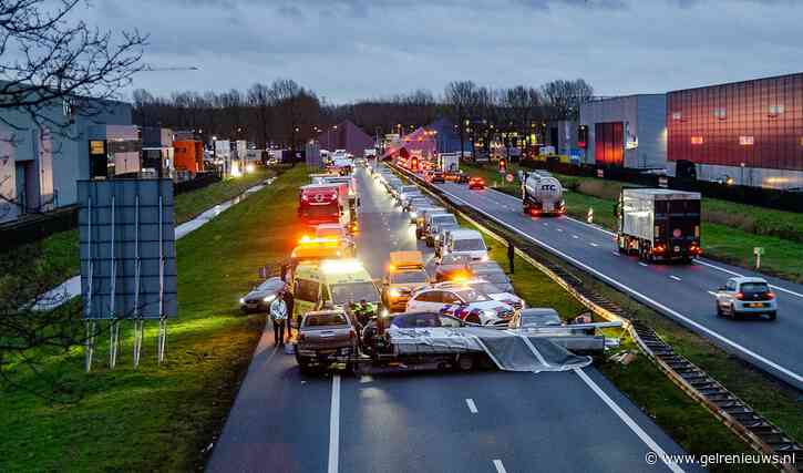 Ravage en gewonden na ongeval, weg dicht