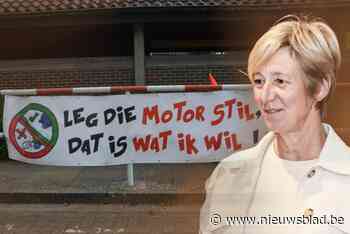Ex-kleuterjuf en kersvers gemeenteraadslid Ingrid wil geen draaiende motoren meer aan schoolpoort: “Schadelijke gevolgen voor kinderen, ouders en omwonenden”