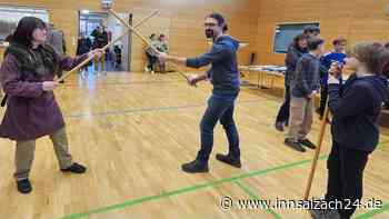 „Angst, dass ich eins auf die Finger bekomme“: In Ampfing kämpft ein Verein mit Stock und Bogen