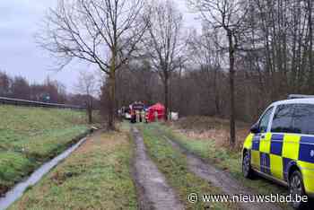 77-jarige man overlijdt nadat hij met auto in vijver belandt naast Noord-Zuidverbinding in Hechtel