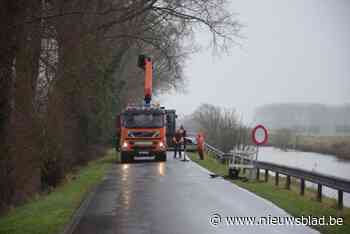 Wegdek dreigt weg te zakken langs IJzer: “Stalen platen worden nu aangebracht om oever te verstevigen”