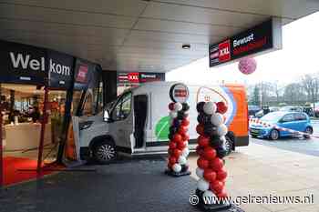 Pakketbezorger ramt gevel van meubelzaak