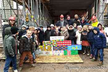 Leerlingen Mikado leggen eerste steen gloednieuw schoolgebouw: “Na 20 jaar wachten wordt droom werkelijkheid”