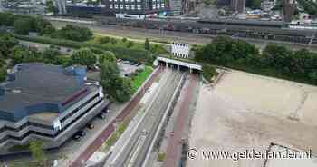 Tunnelbuis verandert in tijdelijke stalling voor fietsen, auto’s door andere buis Tunnelweg