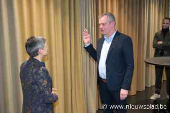 Nieuwkomer Peter Hannes legt eed als burgemeester af bij gouverneur