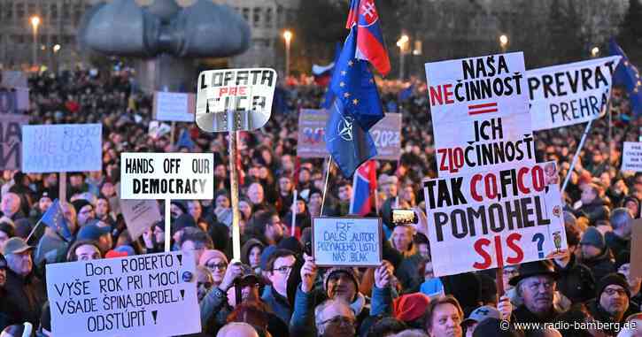 Zehntausende demonstrieren in der Slowakei gegen Regierung