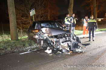 Automobilist botst hard tegen boom, weg volledig dicht in Terschuur