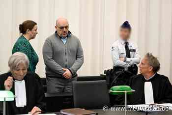 ASSISEN. Toen hij over de moord op zijn zoon moest beginnen, kreeg hij het zelf aan zijn hart: beschuldigde met ambulance naar ziekenhuis