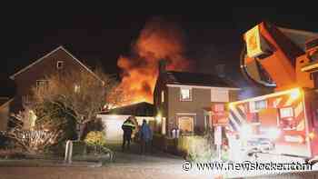 Grote brand in loods vol met auto's in Franeker