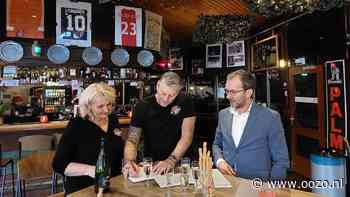 Beheer sporthal ICL voor de toekomst geborgd; Dennis en Ilse Kollen en wethouder Niels Bonenkamp ond