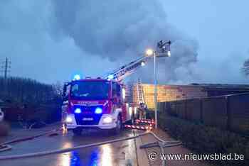 Brand woedt in opslagplaats vol oude kleren in Lebbeke