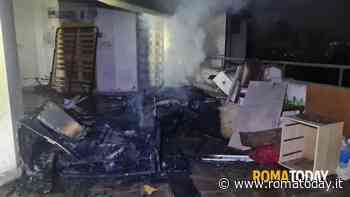 Incendio nell'androne esterno del palazzo. A fuoco rifiuti e mobili