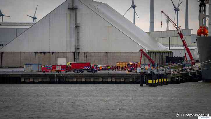 Brand in technische ruimte op vrachtschip in de Eemshaven, `Zeer Grote brand`gegeven