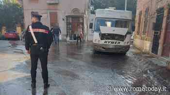 Strada allagata alla Garbatella. Il tombino perde acqua