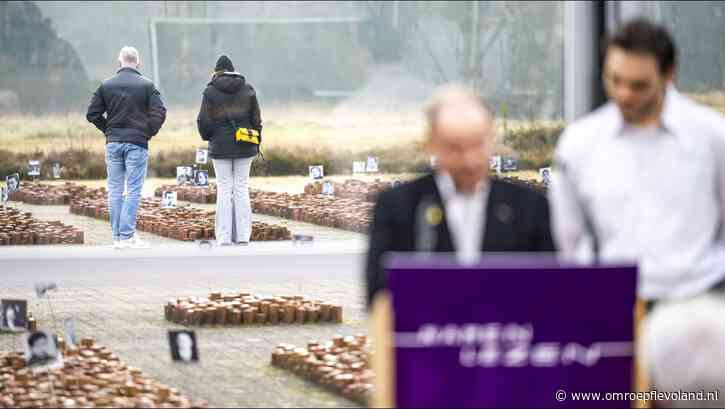 Lelystad - Kees (82) uit Lelystad leest deel namen van 100.000 slachtoffers Holocaust voor