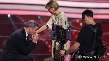 Schauspielerin erhält Ehrenpreis: Markus Söder fällt vor Uschi Glas auf die Knie