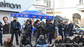 Spontane Sitzblockade vor AfD-Infostand am Max-Josefs-Platz