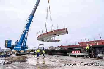 Nieuwe fietsbrug aan Hasseltse Singel neemt eerste bocht